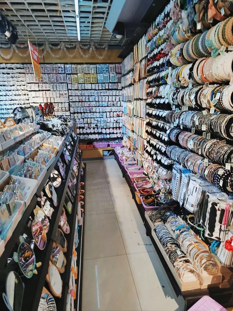 万众小商品,日用百货店!"百货行业发展的终极目的在于更为便捷